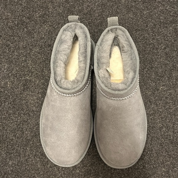 Uggs - Picture 4 of 5